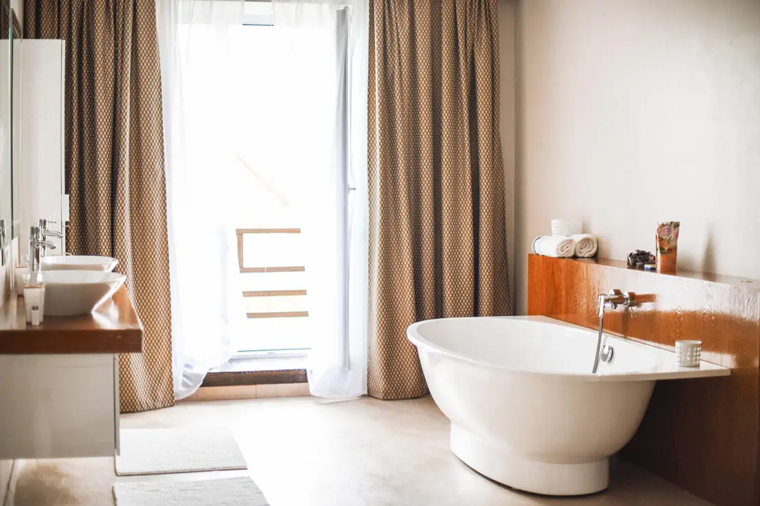 Salle de bain avec des murs et un sol en béton ciré beige à Perpignan